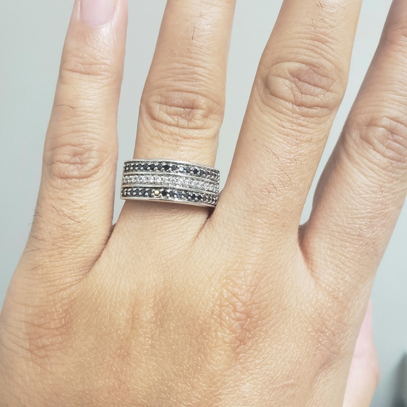 Zales 10k gold 1/2 ct diamond band - Picture 2 of 6